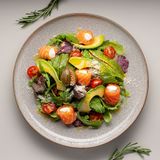 Салат з лососем та крем-сиром