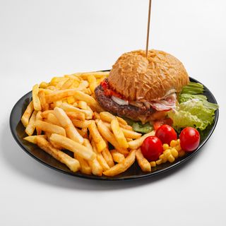 Cheeseburger s pomfritom