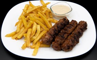 3 Mici cu cartofi prăjiți și muștar