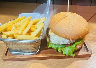 Чизбургер с картофелем фри