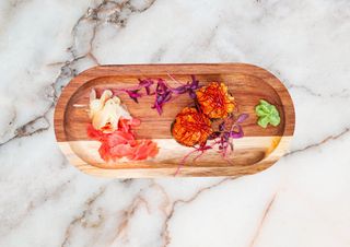 Gunkanmaki tatar z tuńczyka w ogórku