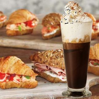 Menú Amazonas 1 Croissant Relleno + 1 Café  Xl Premium Caliente