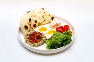 Восточный завтрак с печенными баклажанами 