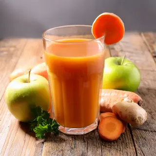 Zumo de manzana, zanahoria y jengibre