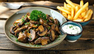 Ciuperci sote cu cartofi prajiti