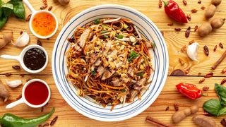 Chiński makaron z warzywami i kaczką