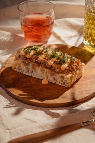 Focaccia de cordero con mahonesa picante