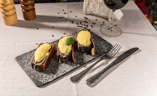 Placinta cu mac si sos de vanilie