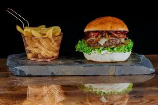 Burger Bacon Barbecue i mini frytki