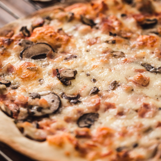 PIZZA ÑAM: Tomate, champiñones, queso, jamón cocido y salami.