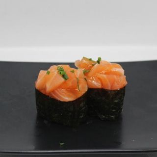 gunkan de salmón picante (2 uds.)