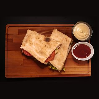 Sendvič sa 3 vrste sira i šunkom