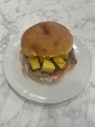Panino fiocco di prosciutto, formaggio al tartufo e funghi e patate
