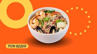 Салат з холодною рисовою локшиною та морепродуктами