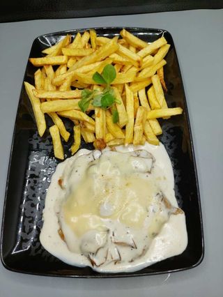 Piept de pui cu cascaval si ciuperci cu cartofi pai