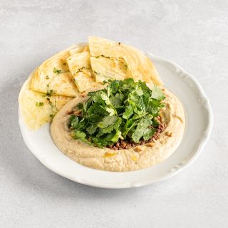 Хумус, пряная говядина, лепешка роти