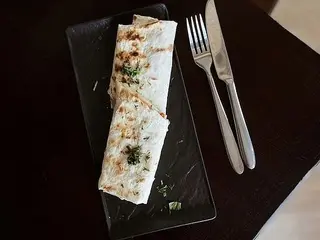 Лаваш із сиром сулугуні, томатами та зеленню (200g)