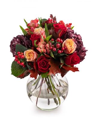 Buchet de trandafiri roșii și hortensii burgundy