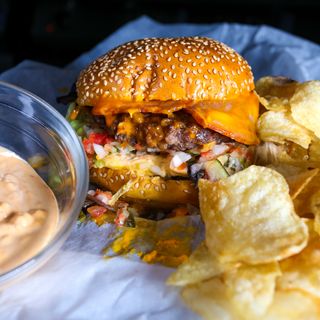 CEBOLLA CARAMELIZADA SPLASH BURGER con PATATAS FRITAS