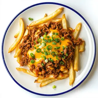 Patatas fritas con queso y carne
