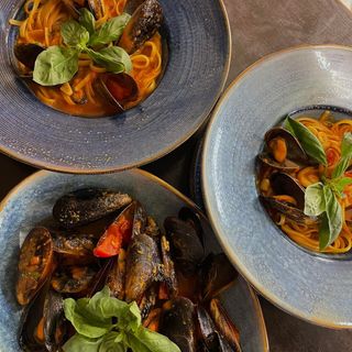 Platou de scoici cu linguini in sos rosu