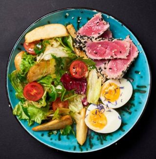 *Салат з тунцем