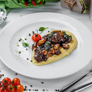 Куряча печiнка пiд винним соусом з пюре (150/150/20 г)