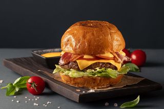 Чізбургер з яловичою котлетою та беконом