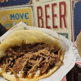 Arepa de salchicha (Frankfurt), queso latino y salsa rosada