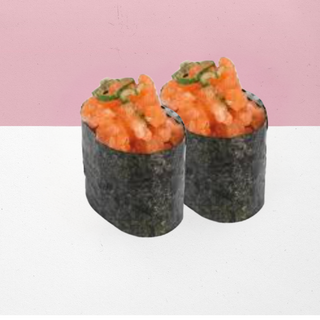 64. Gunkan sushi de salmón picante (2 uds.)