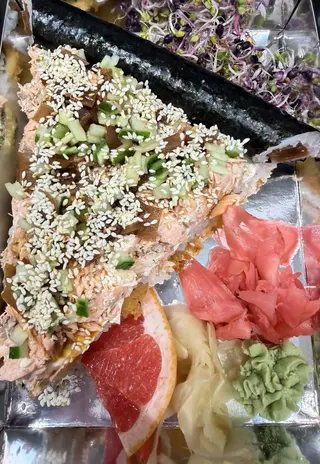 Sushi pizza pieczonym łososiem