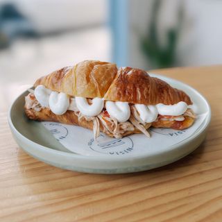 Croissant Con Pollo Y Salsa De Queso Casero