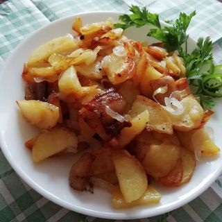 Fried potatoes with lard and omons 250gr + cucumbers 150gr 