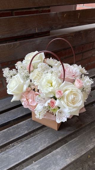 ვარდები, ქრიზანთემა, ეუსტომა,  ჩანთაში