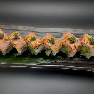 Uramaki atún aburi.