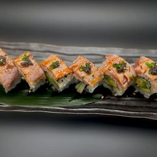 Uramaki atún aburi.