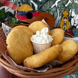 Mini arepas fritas con nata criolla.