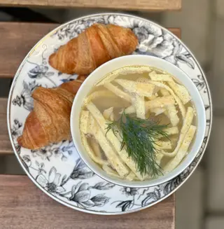 Бульйон з куркою та яєчною локшиною  (300г)