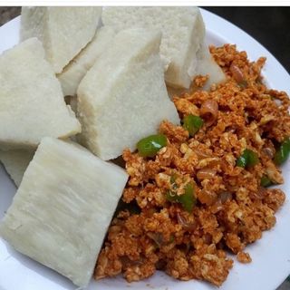 White boiled yam and egg sauce