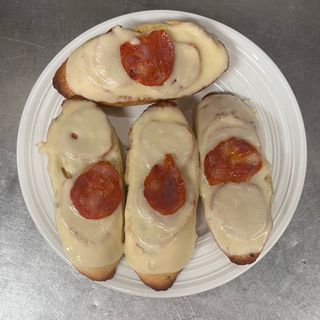 Pão de Alho com Chouriço e Queijo