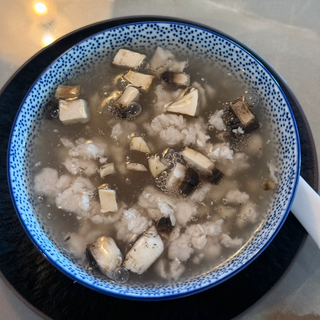 Sopa de pollo con champiñones