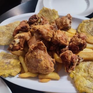 merluza rebozada con patatas y ensalada