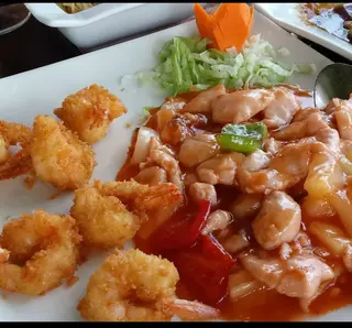 T13. Pollo Con Piña Y Gambas Fritas