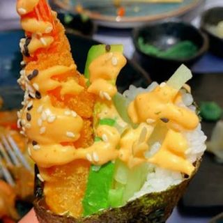 108.Temaki De Langostino En Tempura Con Salsa Kimchi (1 Pza.)