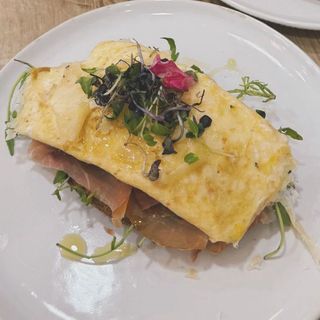 Tostada con tomate, rúcula, pesto, jamón serrano, tortilla francesa