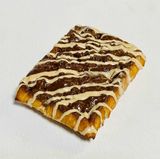 Gofre con crema de cacao con avellanas y barquillo y chocolate blanco