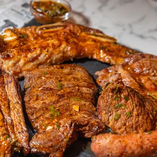 Un kg de asado + 4 empanadas + patatas fritas