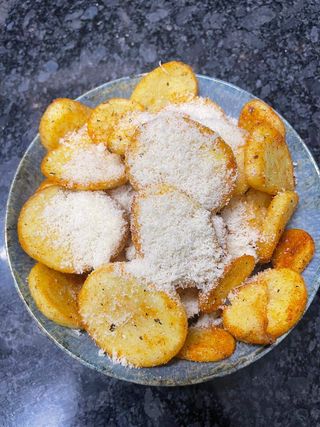 Cartofi"dollar chips"cu ierburi uscate, parmezan şi boia afumată