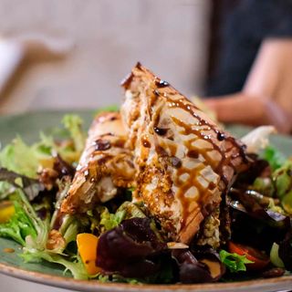 Ensalada De Queso De Cabra Y Cebolla Caramelizada Al PX Y Miel De Caña