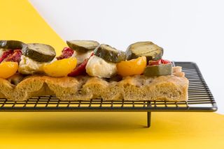 Trancio focaccia farcita ai cereali con hummus